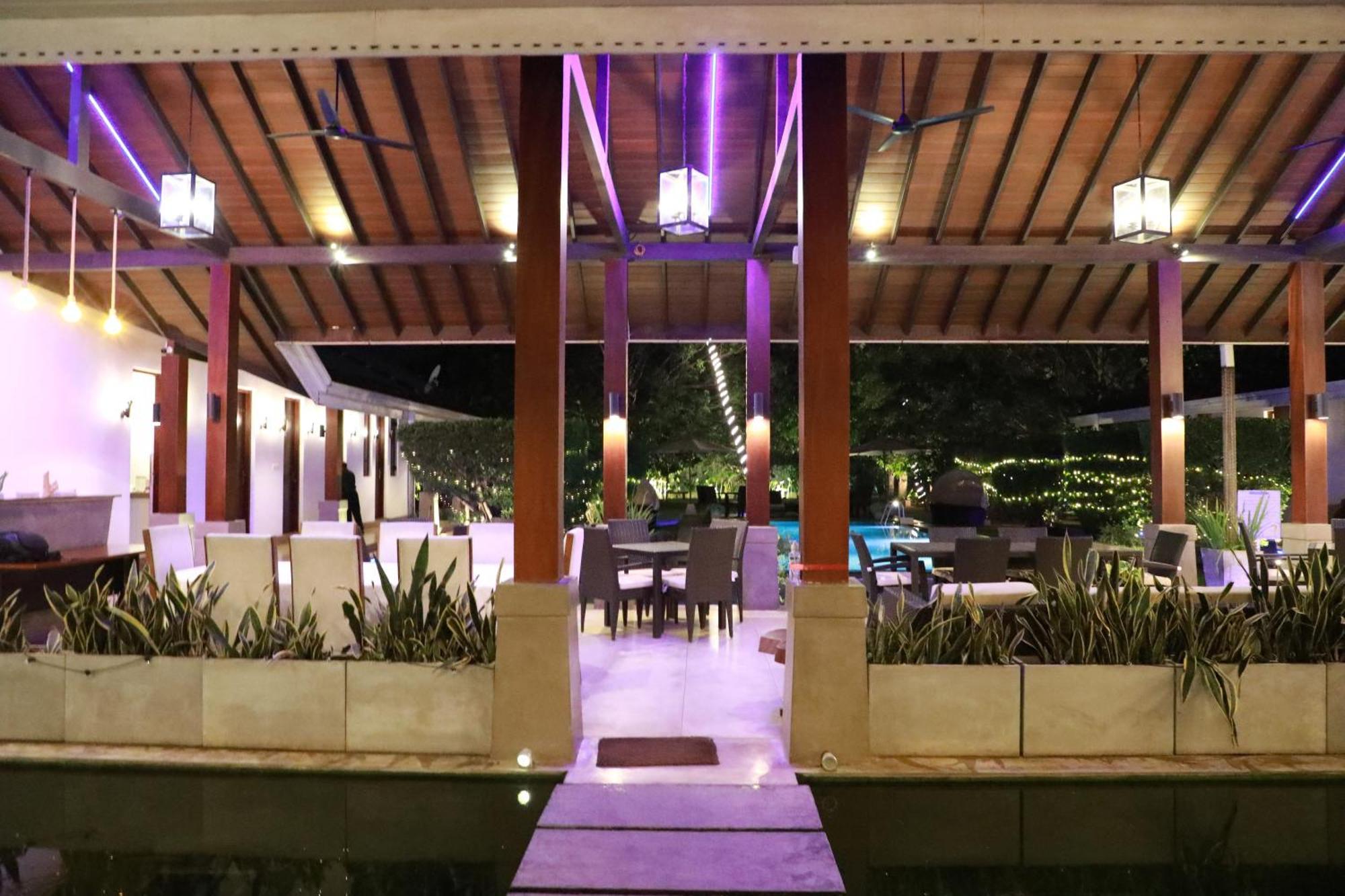 Swanee Grand Hotel Negombo Exterior photo